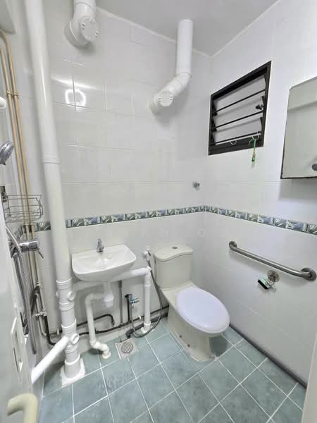 418 Ang Mo Kio Avenue 10, 418 Ang Mo Kio Avenue 10, 2 Bedrooms, 797 sqft, HDB Flat For Sale, by Adrian Ooi, 500204845 - Ensuite Bathroom - PropertyGuru.com.sg
