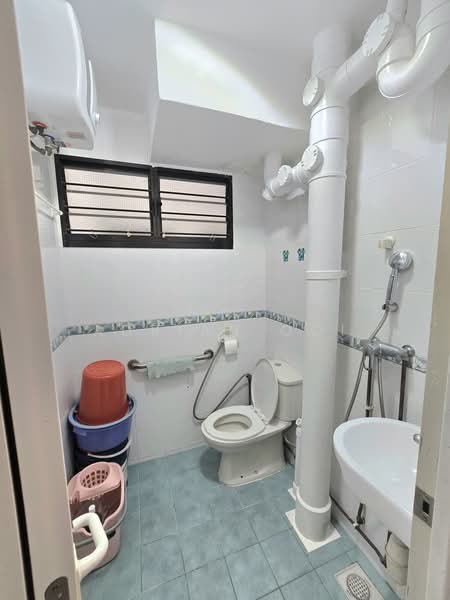 418 Ang Mo Kio Avenue 10, 418 Ang Mo Kio Avenue 10, 2 Bedrooms, 797 sqft, HDB Flat For Sale, by Adrian Ooi, 500204845 - Common Bathroom - PropertyGuru.com.sg
