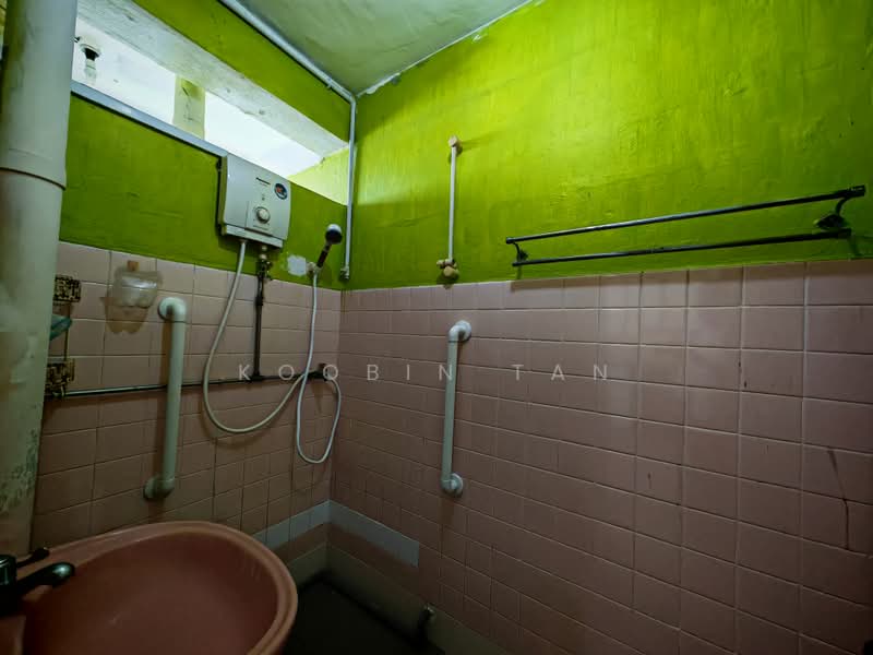 102 Henderson Crescent, 102 Henderson Crescent, 3 Bedrooms, 860 sqft, HDB Flat For Sale, by Koobin Tan, 500204847 - Bathroom - PropertyGuru.com.sg