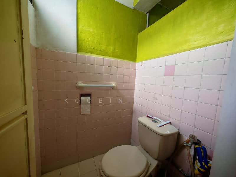 102 Henderson Crescent, 102 Henderson Crescent, 3 Bedrooms, 860 sqft, HDB Flat For Sale, by Koobin Tan, 500204847 - Bathroom - PropertyGuru.com.sg