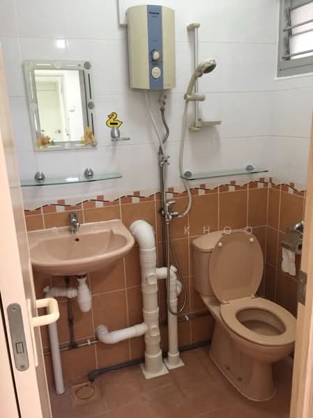 112 Ang Mo Kio Avenue 4, 112 Ang Mo Kio Avenue 4, 3 Bedrooms, 785 sqft, HDB Flat For Rent, by Angela Khoo, 500204850 - Bathroom - PropertyGuru.com.sg