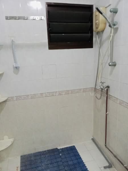 468 Segar Road, 468 Segar Road, 3 Bedrooms, 1,183 sqft, HDB Flat For Sale, by Jenny Lim, 500204869 - Bathroom - PropertyGuru.com.sg