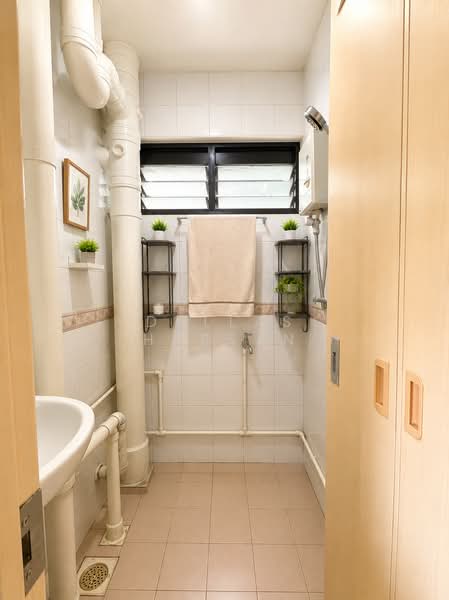 2 Ghim Moh Road, 2 Ghim Moh Road, 2 Bedrooms, 700 sqft, HDB Flat For Sale, by Dallas Hassan, 500204886 - Bathroom - PropertyGuru.com.sg
