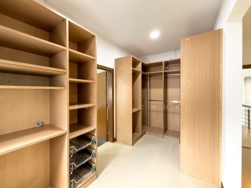⭐️Bungalow⭐️ Prime D10 Bt Timah Duchess Detached, Duchess Avenue/Duchess Road/Coronation Road/Bukit Timah Road/Dunearn Road, 6 Bedrooms, 7,000 sqft, Detached House For Sale, by Kelvin Chua, 500204911 - Master room walk-in wardrobe - PropertyGuru.com.sg