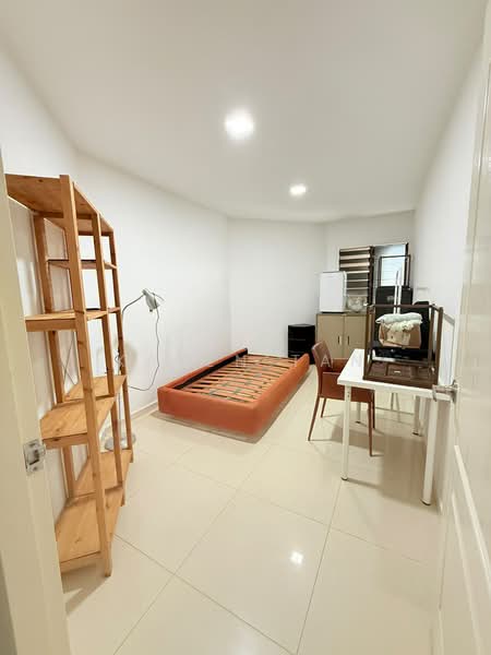 Queensway Tower, 1 Queensway, Room Rental, 200 sqft, Apartment For Rent, by Karen Tan, 500204912 - Bedroom - PropertyGuru.com.sg
