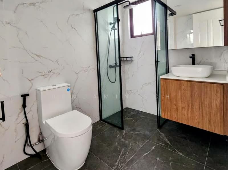 🌟RENOVATED AND IMMACULATE CONDITION💖, 1 KM TO TEMASEK PRIMARY SCHOOL, 5 Bedrooms, 3,200 sqft, Corner Terrace For Sale, by Benjamin Soh, 500204914 - Bathroom - PropertyGuru.com.sg