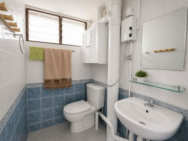 575 Ang Mo Kio Avenue 10, 575 Ang Mo Kio Avenue 10, 2 Bedrooms, 721 sqft, HDB Flat For Sale, by Vernon Sun, 500204946 - Bathroom - PropertyGuru.com.sg