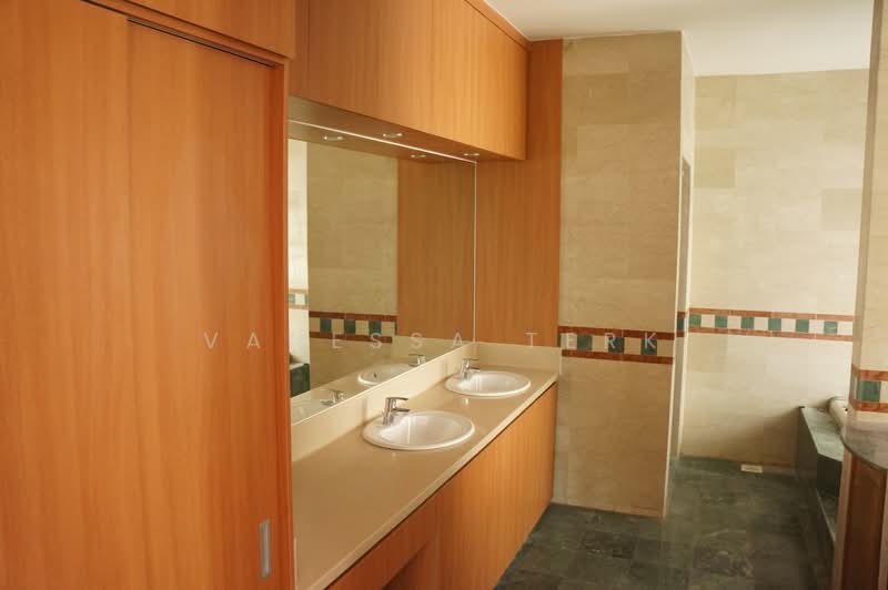 2-Storey Detached with Semi-Sunken Deck Pool and Garden, Jalan Jambu Ayer, 5 Bedrooms, 5,000 sqft, Detached House For Rent, by Vanessa Terk, 500204948 - Bathroom - PropertyGuru.com.sg