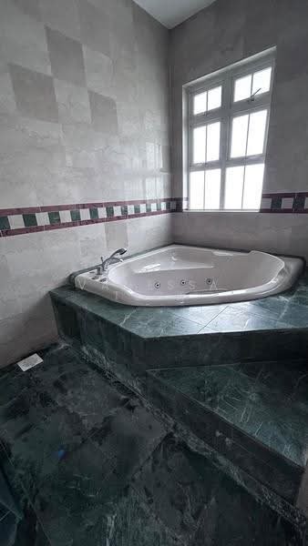 2-Storey Detached with Semi-Sunken Deck Pool and Garden, Jalan Jambu Ayer, Clementi Park / Upper Bukit Timah, 5 Bedrooms, 5,000 sqft, Detached House For Rent, by Vanessa Terk, 500204948 - Bathroom - PropertyGuru.com.sg