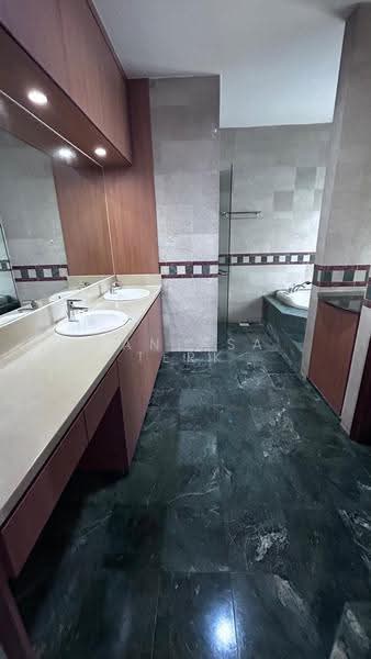 2-Storey Detached with Semi-Sunken Deck Pool and Garden, Jalan Jambu Ayer, Clementi Park / Upper Bukit Timah, 5 Bedrooms, 5,000 sqft, Detached House For Rent, by Vanessa Terk, 500204948 - Bathroom - PropertyGuru.com.sg
