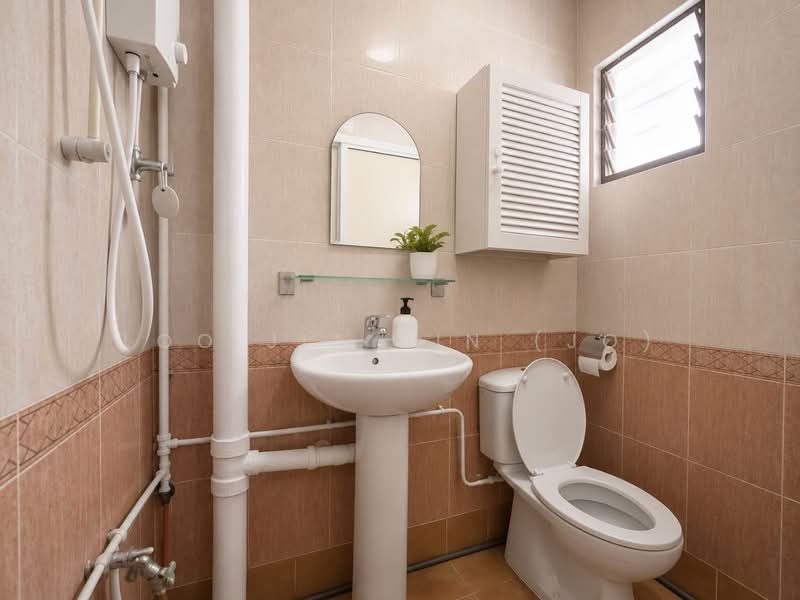 575 Ang Mo Kio Avenue 10, 575 Ang Mo Kio Avenue 10, 2 Bedrooms, 721 sqft, HDB Flat For Sale, by Loo Jia Bin (Jo), 500204984 - Bathroom - PropertyGuru.com.sg