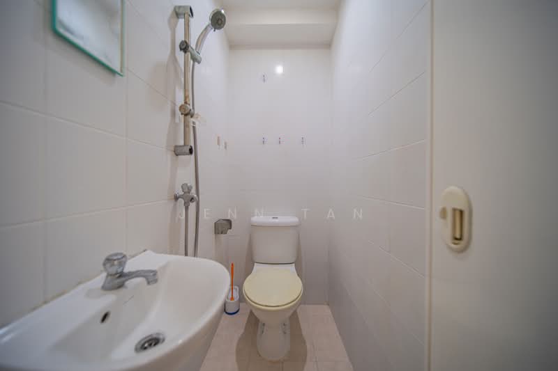 The Quintet, 38 Choa Chu Kang Street, 3 Bedrooms, 1,270 sqft, Condominium For Sale, by Jenn Tan, 500205000 - Service Yard's Bathroom - PropertyGuru.com.sg