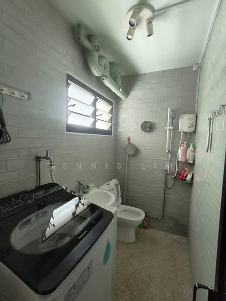 832 Jurong West Street 81, 832 Jurong West Street 81, 4 Bedrooms, 1,356 sqft, HDB Flat For Sale, by Dennis Lim, 500205010 - Bathroom - PropertyGuru.com.sg