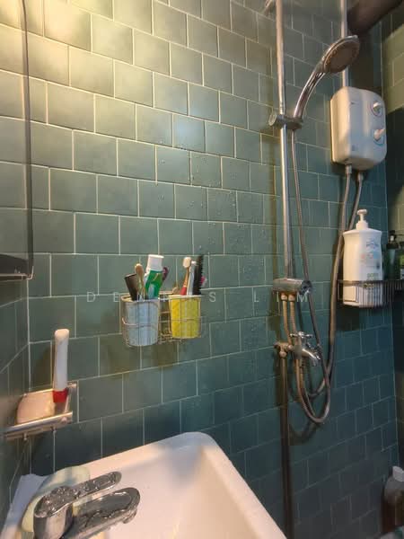 832 Jurong West Street 81, 832 Jurong West Street 81, 4 Bedrooms, 1,356 sqft, HDB Flat For Sale, by Dennis Lim, 500205010 - Bathroom - PropertyGuru.com.sg