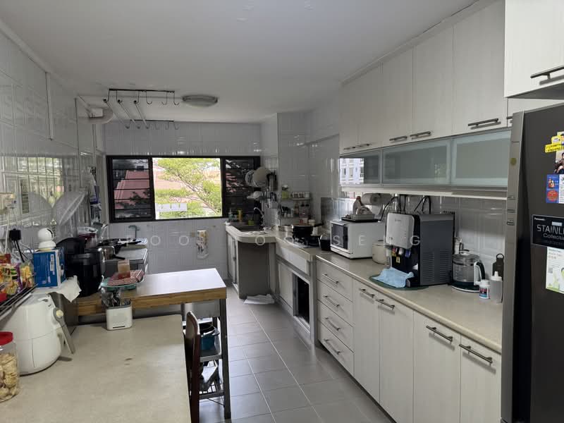 10 Gloucester Road, 10 Gloucester Road, 3 Bedrooms, 990 sqft, HDB Flat For Sale, by Foo Hoo Seng, 500205023 - VERY SPACIOUS KITCHEN - PropertyGuru.com.sg