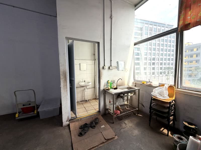 Wcega Plaza, 1 Bukit Batok Crescent, 2,601 sqft, Light Industrial (B1) For Rent, by Allan Tan, 500205040 - Bathroom - CommercialGuru.com.sg