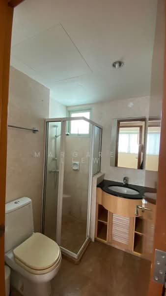 Queens, 10 Stirling Road, 3 Bedrooms, 1,184 sqft, Condominium For Sale, by Margaret Liew, 500205094 - Bathroom - PropertyGuru.com.sg