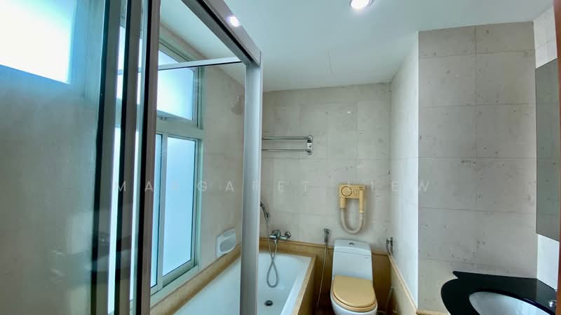 Queens, 10 Stirling Road, 3 Bedrooms, 1,184 sqft, Condominium For Sale, by Margaret Liew, 500205094 - Bathroom - PropertyGuru.com.sg