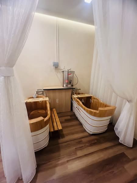 The Central, 6 Eu Tong Sen Street, 1,133 sqft, Mall Shop For Rent, by June Wang, 500205113 - Bathroom - CommercialGuru.com.sg