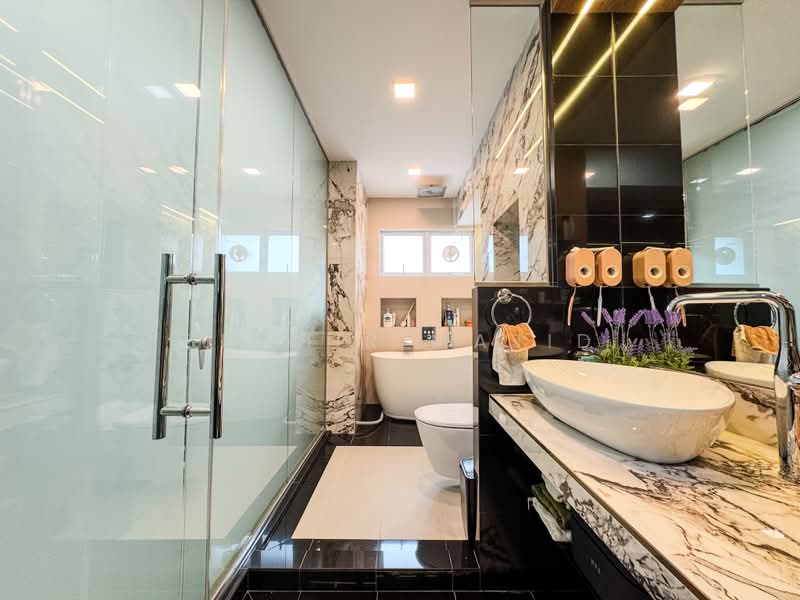 756 Pasir Ris Street 71, 756 Pasir Ris Street 71, 4 Bedrooms, 1,367 sqft, HDB Flat For Sale, by Shahir Majid, 500205124 - Bathroom - PropertyGuru.com.sg