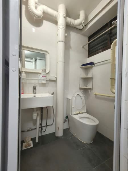 936 Tampines Avenue 5, 936 Tampines Avenue 5, 3 Bedrooms, 1,119 sqft, HDB Flat For Rent, by CLARENCE LIANG, 500205135 - Bathroom - PropertyGuru.com.sg