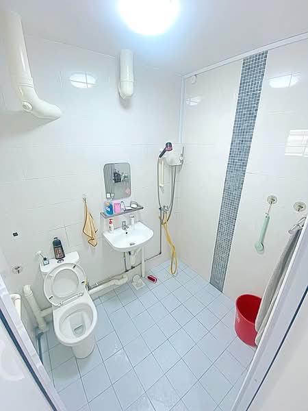 346 Bukit Batok Street 34, 346 Bukit Batok Street 34, 2 Bedrooms, 786 sqft, HDB Flat For Sale, by Eugene Chen, 500205146 - Bathroom - PropertyGuru.com.sg