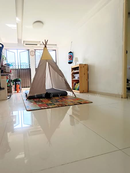 183 Toa Payoh Central, 183 Toa Payoh Central, 2 Bedrooms, 689 sqft, HDB Flat For Sale, by Perry Siow, 500205188 - Living Room - PropertyGuru.com.sg