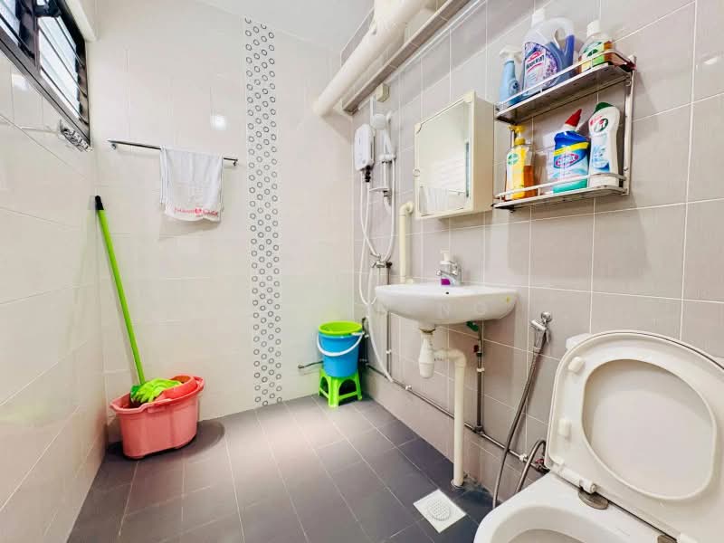 116 Bukit Batok West Avenue 6, 116 Bukit Batok West Avenue 6, 3 Bedrooms, 1,108 sqft, HDB Flat For Sale, by Steven NG, 500205231 - Bathroom - PropertyGuru.com.sg