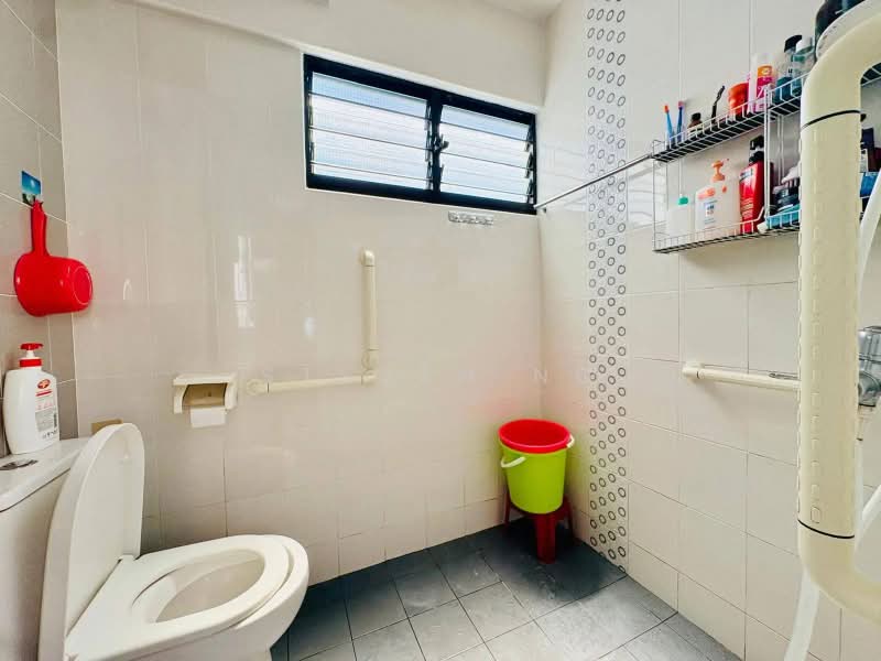 116 Bukit Batok West Avenue 6, 116 Bukit Batok West Avenue 6, 3 Bedrooms, 1,108 sqft, HDB Flat For Sale, by Steven NG, 500205231 - Bathroom - PropertyGuru.com.sg