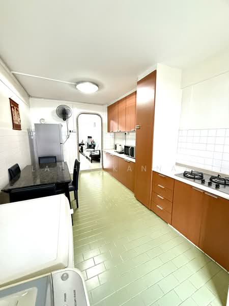 303 Clementi Avenue 4, 303 Clementi Avenue 4, 2 Bedrooms, 721 sqft, HDB Flat For Sale, by Latha Kannan, 500205268 - Kitchen - PropertyGuru.com.sg
