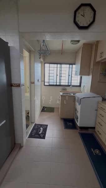 412 Pandan Gardens, 412 Pandan Gardens, 2 Bedrooms, 786 sqft, HDB Flat For Sale, by Agent Rizal, 500205307 - Kitchen - PropertyGuru.com.sg