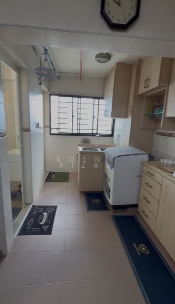 412 Pandan Gardens, 412 Pandan Gardens, 2 Bedrooms, 786 sqft, HDB Flat For Sale, by Agent Rizal, 500205307 - Kitchen - PropertyGuru.com.sg