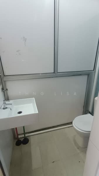 Lakepoint Condo, 2 Lakepoint Drive, 2 Bedrooms, 300 sqft, Condominium For Rent, by Thng Lisa, 500205309 - Bathroom - PropertyGuru.com.sg
