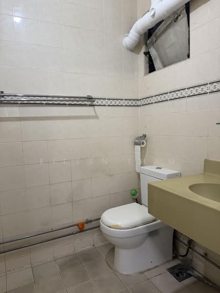 682 Choa Chu Kang Crescent, 682 Choa Chu Kang Crescent, 4 Bedrooms, 1,324 sqft, HDB Flat For Sale, by Eileen Tham, 500205333 - Bathroom - PropertyGuru.com.sg