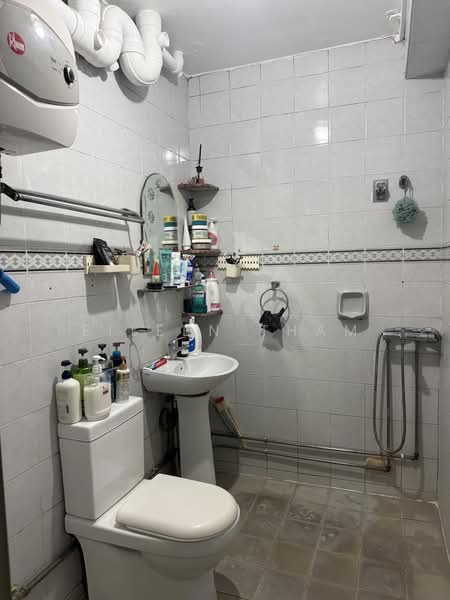 682 Choa Chu Kang Crescent, 682 Choa Chu Kang Crescent, 4 Bedrooms, 1,324 sqft, HDB Flat For Sale, by Eileen Tham, 500205333 - Bathroom - PropertyGuru.com.sg