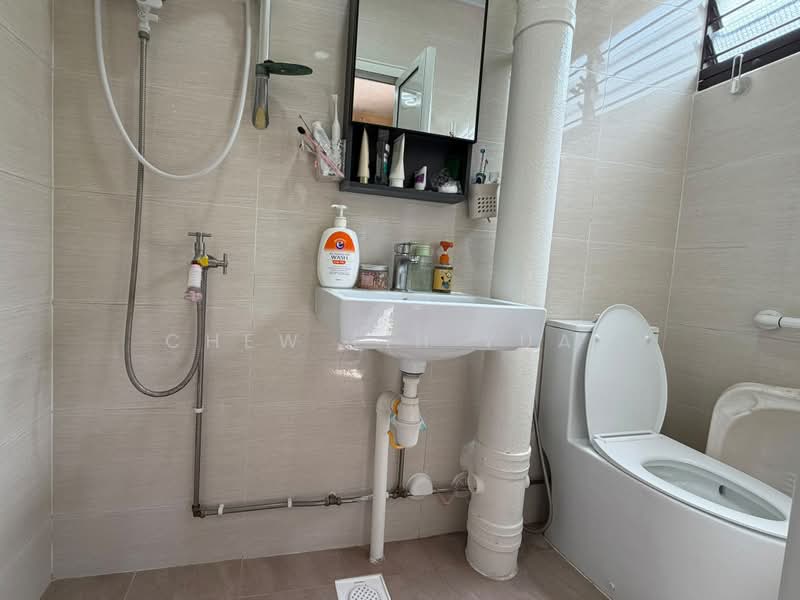 921 Jurong West Street 92, 921 Jurong West Street 92, 3 Bedrooms, 1,313 sqft, HDB Flat For Sale, by Chew Lih Yuan, 500205355 - Bathroom - PropertyGuru.com.sg