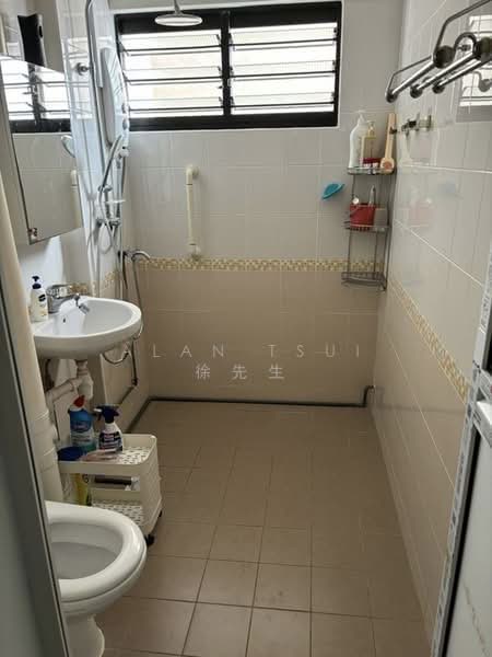 Master Bedroom for 1 Lady @ Blk 639 Rowell Rd, Rowell Road, Room Rental, 200 sqft, HDB Flat For Rent, by Alan Tsui 徐先生, 500205363 - Bathroom - PropertyGuru.com.sg