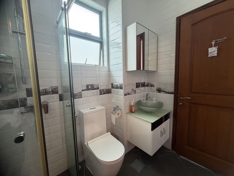 Pinewood Terrace, Pinewood Grove, 6 Bedrooms, 3,855 sqft, Terraced House For Sale, by Teo Alice, 500205374 - Bathroom - PropertyGuru.com.sg