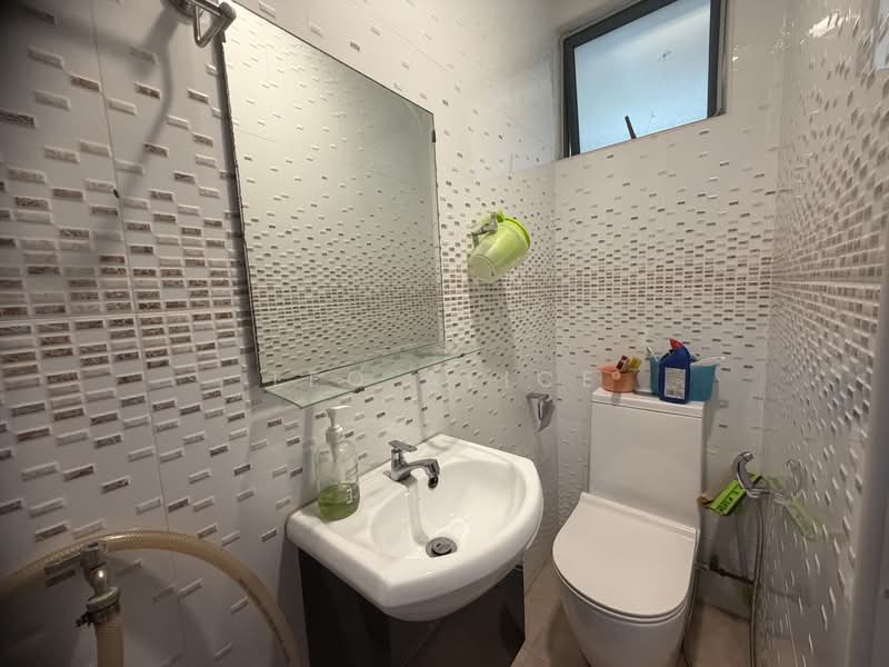 Pinewood Terrace, Pinewood Grove, 6 Bedrooms, 3,855 sqft, Terraced House For Sale, by Teo Alice, 500205374 - Bathroom - PropertyGuru.com.sg