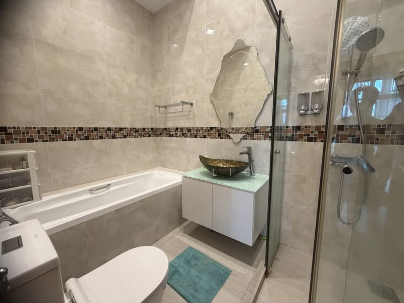 Pinewood Terrace, Pinewood Grove, 6 Bedrooms, 3,855 sqft, Terraced House For Sale, by Teo Alice, 500205374 - Bathroom - PropertyGuru.com.sg