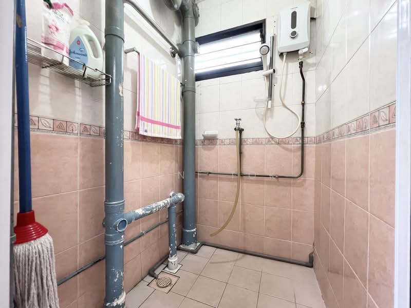 232 Lorong 8 Toa Payoh, 232 Lorong 8 Toa Payoh, 3 Bedrooms, 700 sqft, HDB Flat For Sale, by Reene Tok, 500205402 - Bathroom - PropertyGuru.com.sg