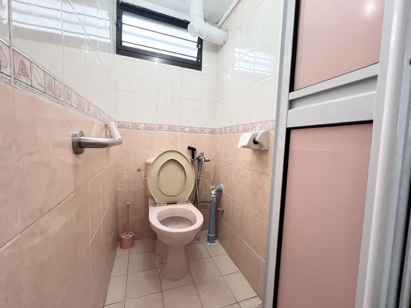 232 Lorong 8 Toa Payoh, 232 Lorong 8 Toa Payoh, 3 Bedrooms, 700 sqft, HDB Flat For Sale, by Reene Tok, 500205402 - Bathroom - PropertyGuru.com.sg