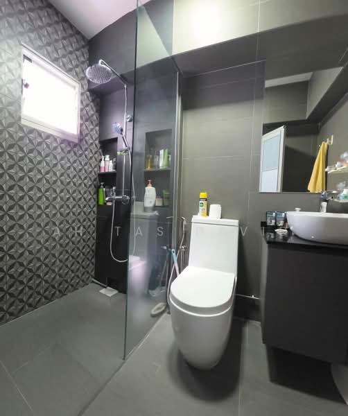 173A Punggol Field, 173A Punggol Field, 3 Bedrooms, 1,184 sqft, HDB Flat For Sale, by Ah Tas David, 500205461 - Master Bathroom - PropertyGuru.com.sg