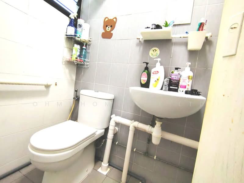 534 Jurong West Street 52, 534 Jurong West Street 52, 2 Bedrooms, 721 sqft, HDB Flat For Sale, by NOEL PHOON, 500205478 - Bathroom - PropertyGuru.com.sg