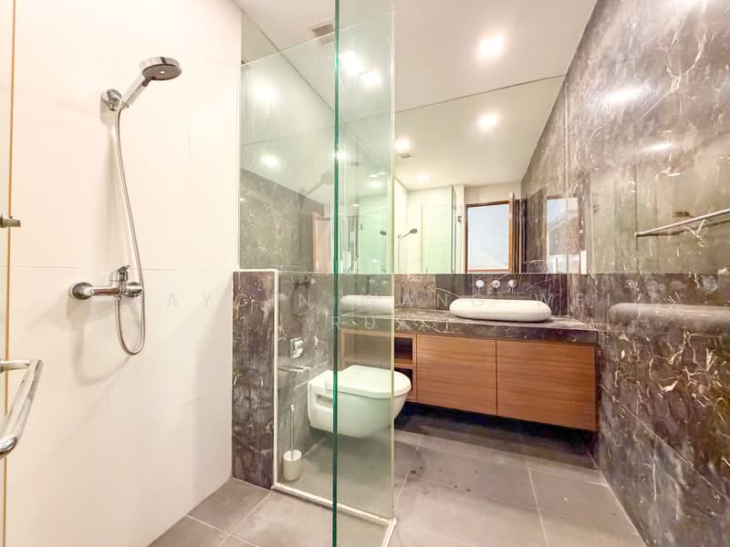 Ocean Drive, Ocean Drive, 5 Bedrooms, 5,000 sqft, Terraced House For Sale, by Graycin Wang Wei Ru, 500205496 - Bathroom - PropertyGuru.com.sg