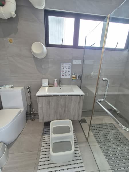 212 Serangoon Avenue 4, 212 Serangoon Avenue 4, 3 Bedrooms, 1,302 sqft, HDB Flat For Sale, by Kelvin Lim, 500205548 - Bathroom - PropertyGuru.com.sg
