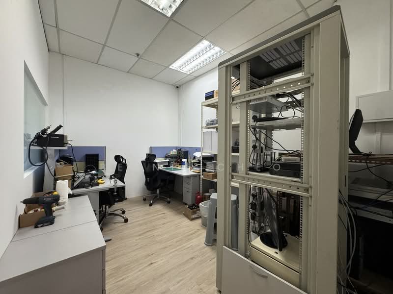 Tradehub 21, 18 Boon Lay Way, 2,002 sqft, Light Industrial (B1) For Sale, by Bernie Cheo, 500205557 - Server Room - CommercialGuru.com.sg