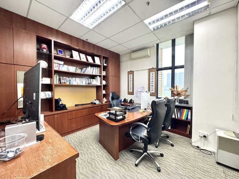 Tradehub 21, 18 Boon Lay Way, Boon Lay / Jurong / Tuas, 2,002 sqft, Light Industrial (B1) For Sale, by Bernie Cheo, 500205557 - Director's Room - CommercialGuru.com.sg