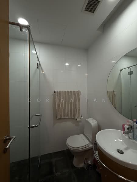 Visioncrest, 33 Oxley Rise, 2 Bedrooms, 926 sqft, Condominium For Rent, by Corina Tan, 500205592 - Bathroom - PropertyGuru.com.sg