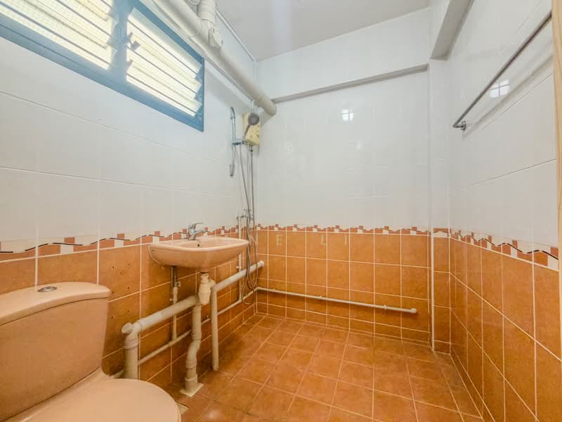108 Tampines Street 11, 108 Tampines Street 11, 2 Bedrooms, 796 sqft, HDB Flat For Sale, by Jane Li, 500205637 - Bathroom - PropertyGuru.com.sg